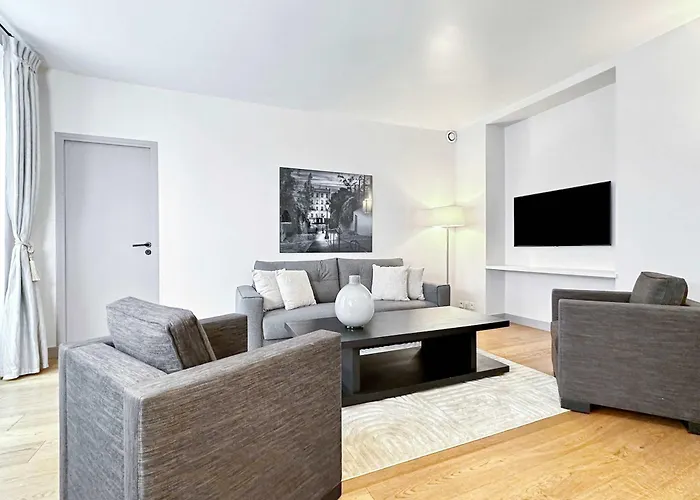 Luxembourg Garden Family Flat Delight